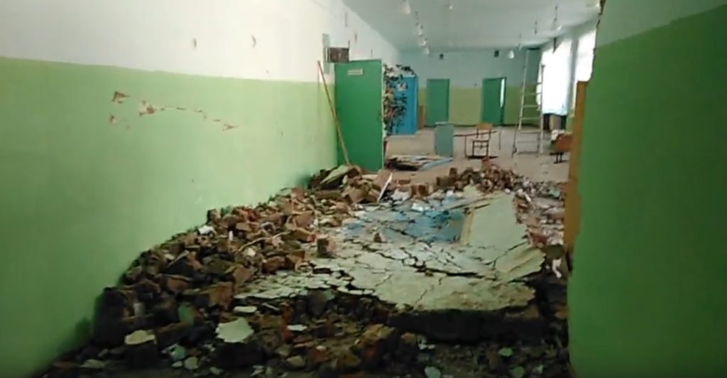 Как в Бобровской школе стена падала