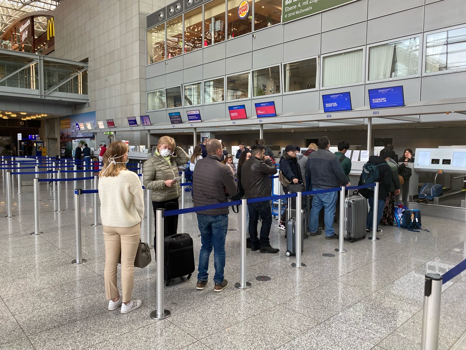 Прокуратура проверит информацию о живущем в аэропорту Магадана мужчине