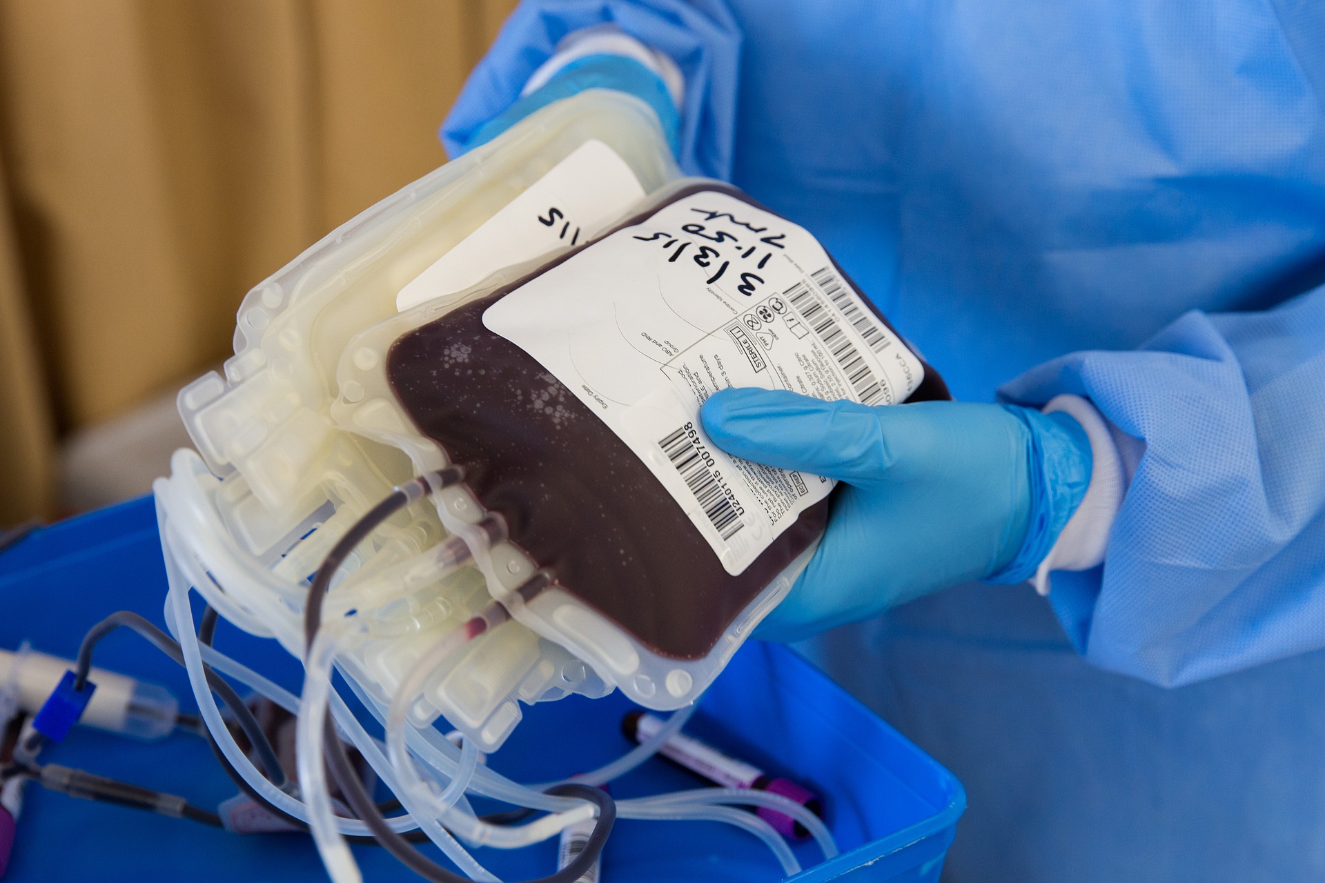 Власти Москвы планируют ввести выплаты донорам крови с антителами на COVID-19