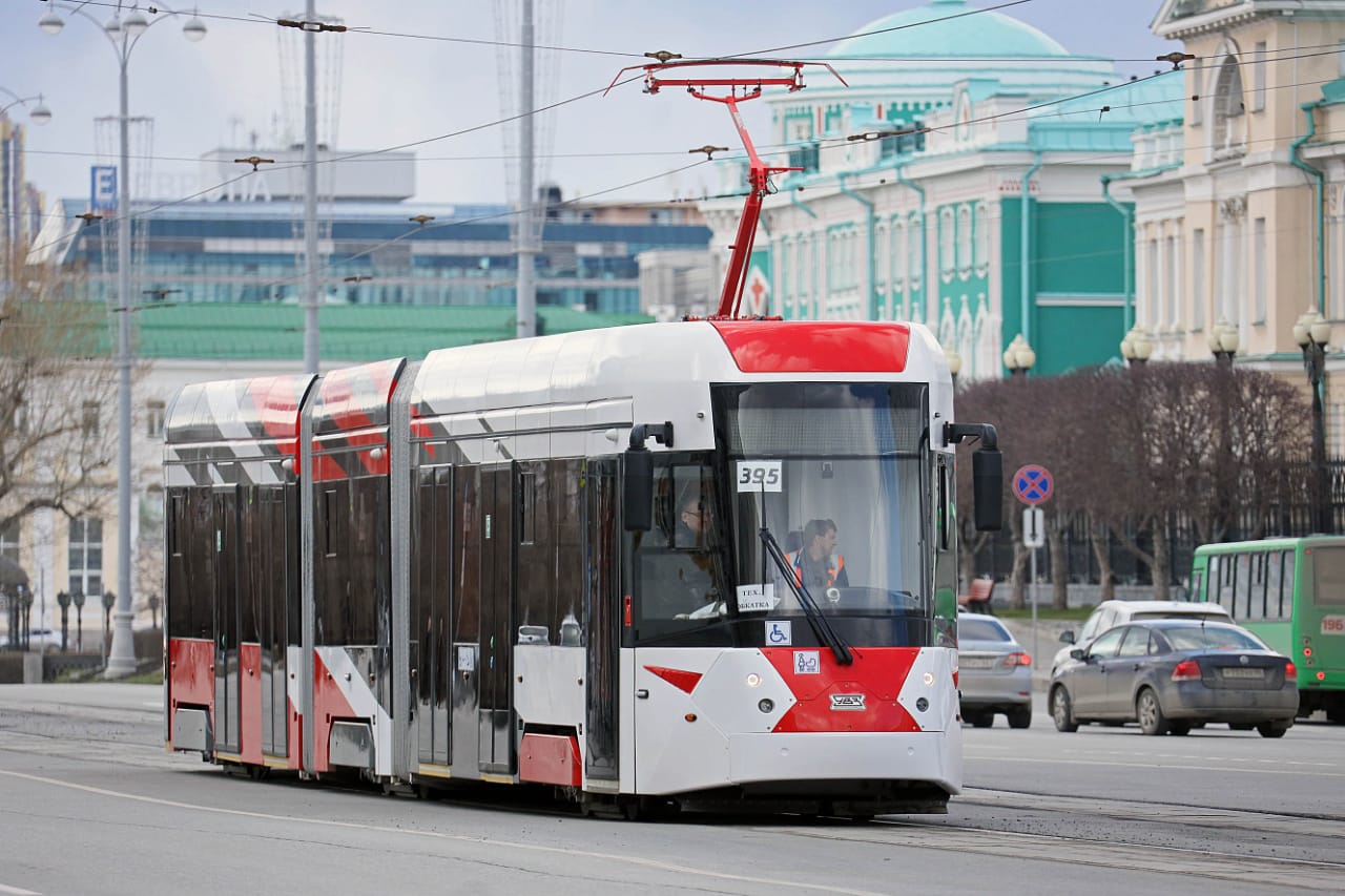 В Екатеринбурге на линии вышел современный трамвай «Уралтрансмаша»