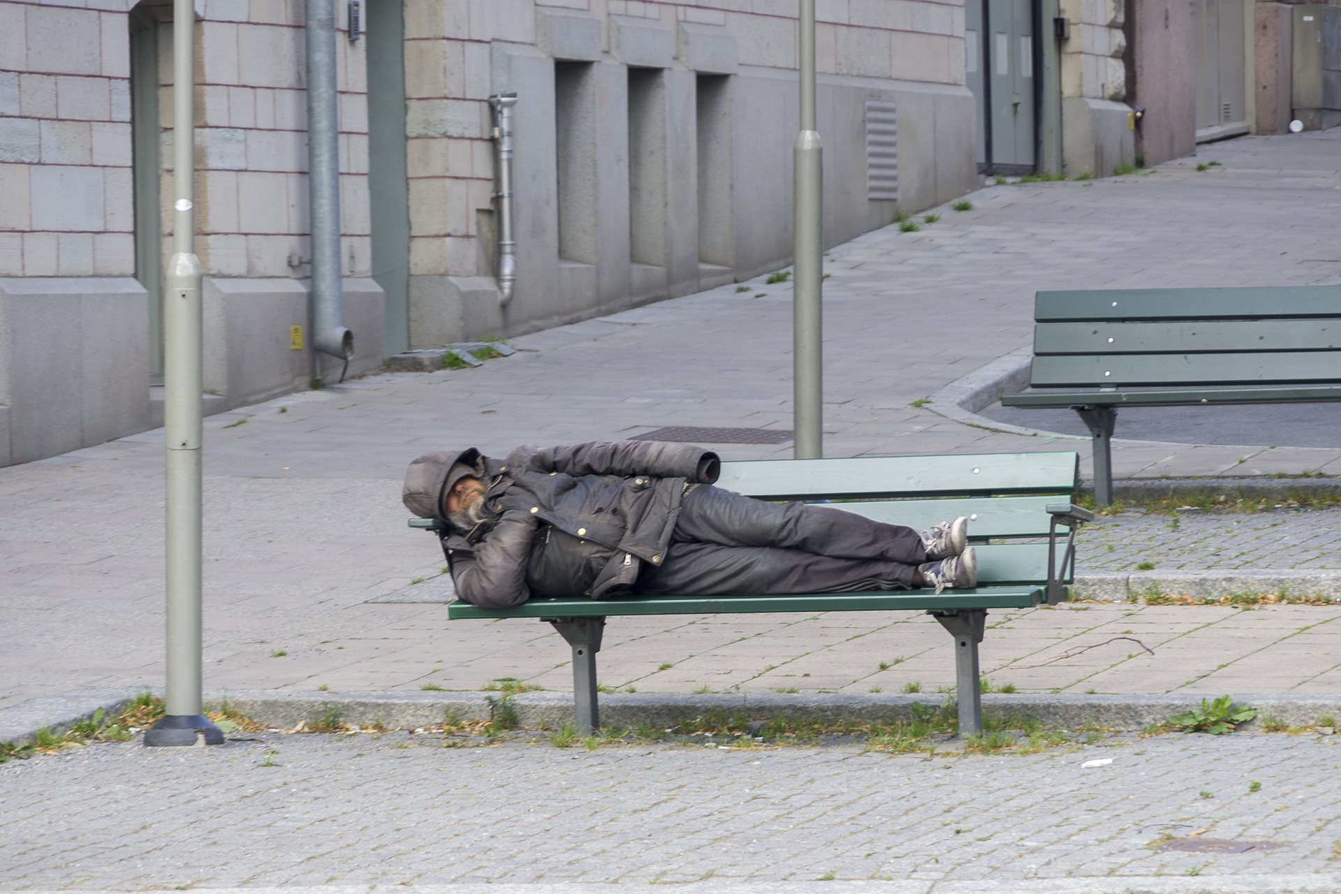 Самоизолироваться бездомным Москвы и Петербурга планирует помочь «Ночлежка»