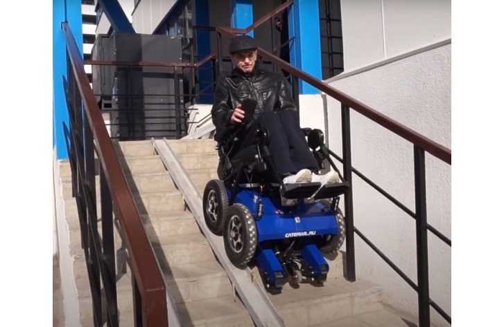 В России создали первую в мире полноприводную инвалидную коляску-ступенькоход