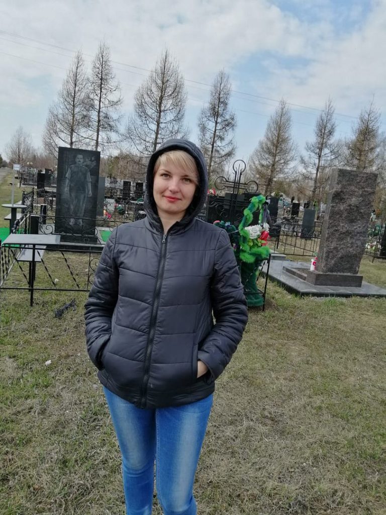 Студенты АлтГУ в рамках акции «Дорога к обелиску» привели в порядок могилы ветеранов Великой Отечественной Войны