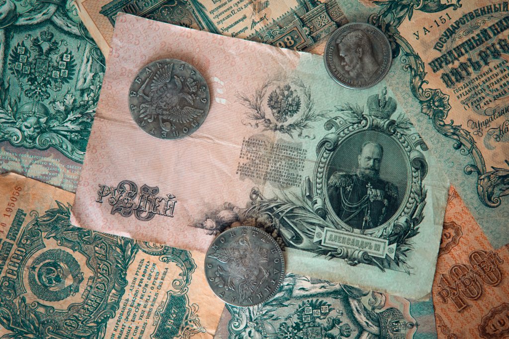 Массовая продажа ЦБ РФ валюты поддерживает устойчивость российской экономики