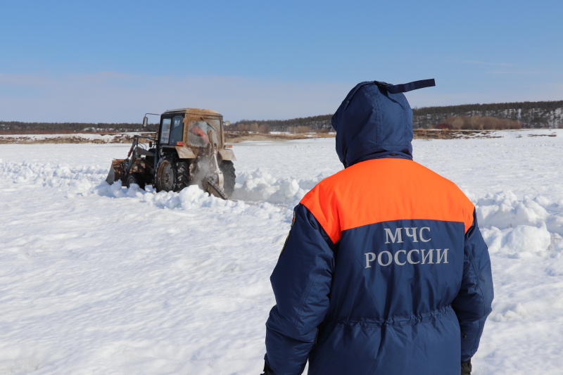 Спасатели МЧС задействованы в мероприятиях по распиловке льда на реке Лена