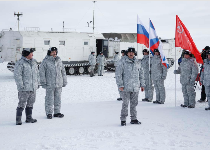 Российские десантники прыгнули с высоты 10 километров в Арктике, поставив рекорд