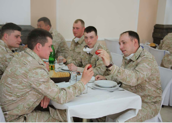 Сербы организовали пасхальный обед для российских военных