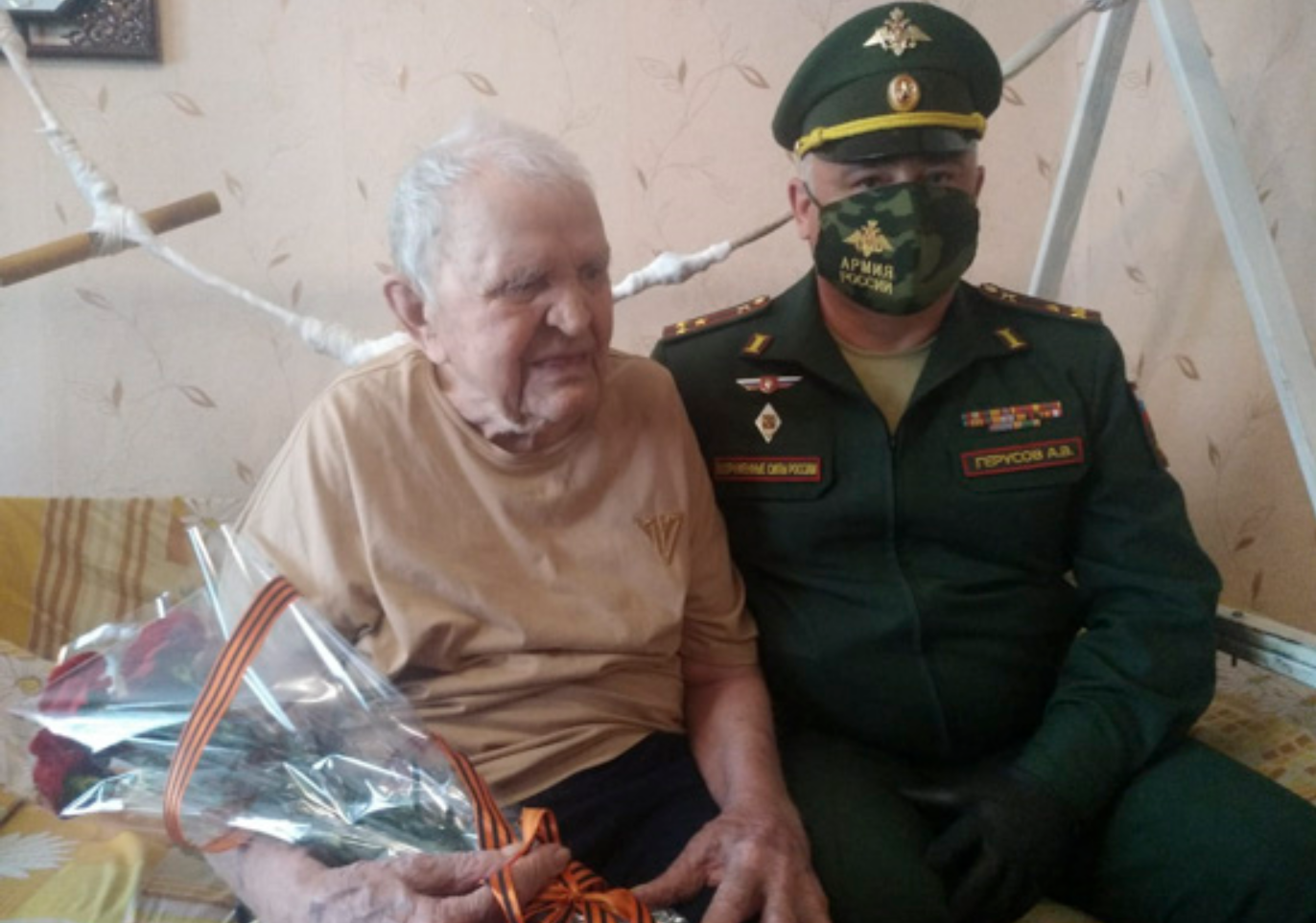 В Сальске военный комиссар поздравил ветерана с Днем Победы и днем рождения