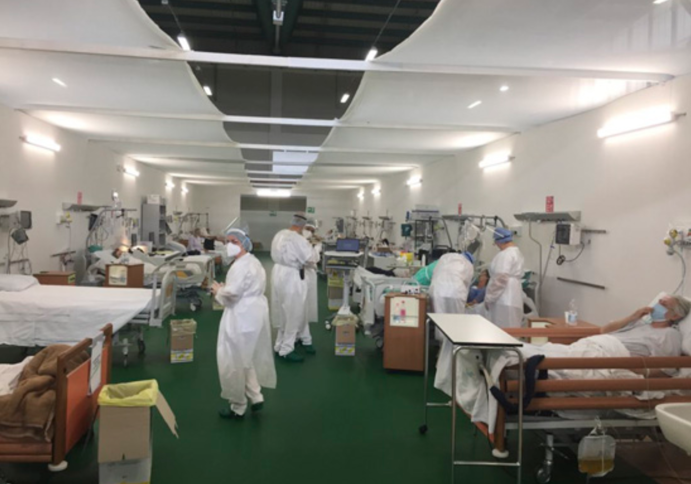 Российские медики помогли вылечить 75 пациентов с коронавирусом в полевом госпитале Бергамо