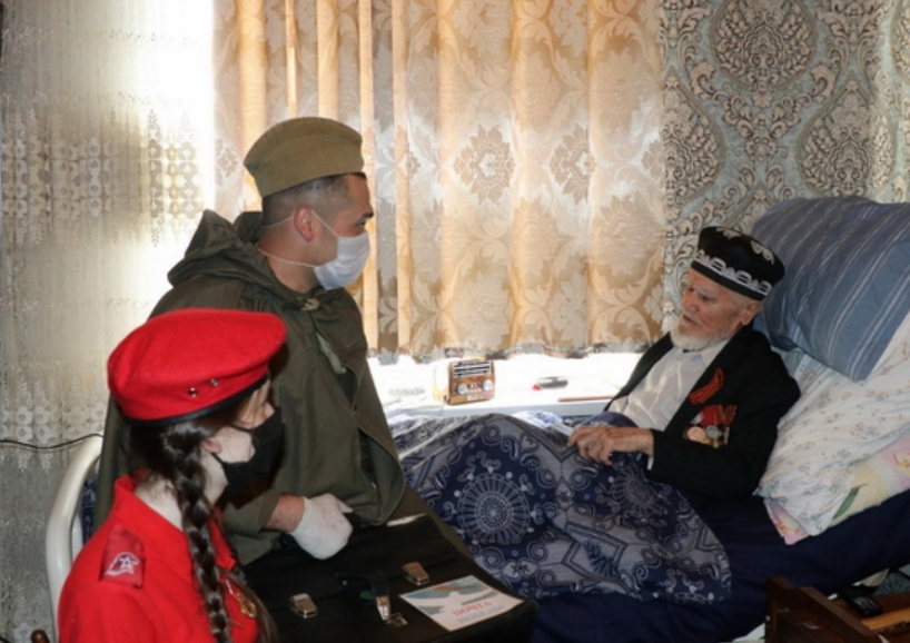Российские военные поздравили ветеранов в Таджикистане с днем Победы