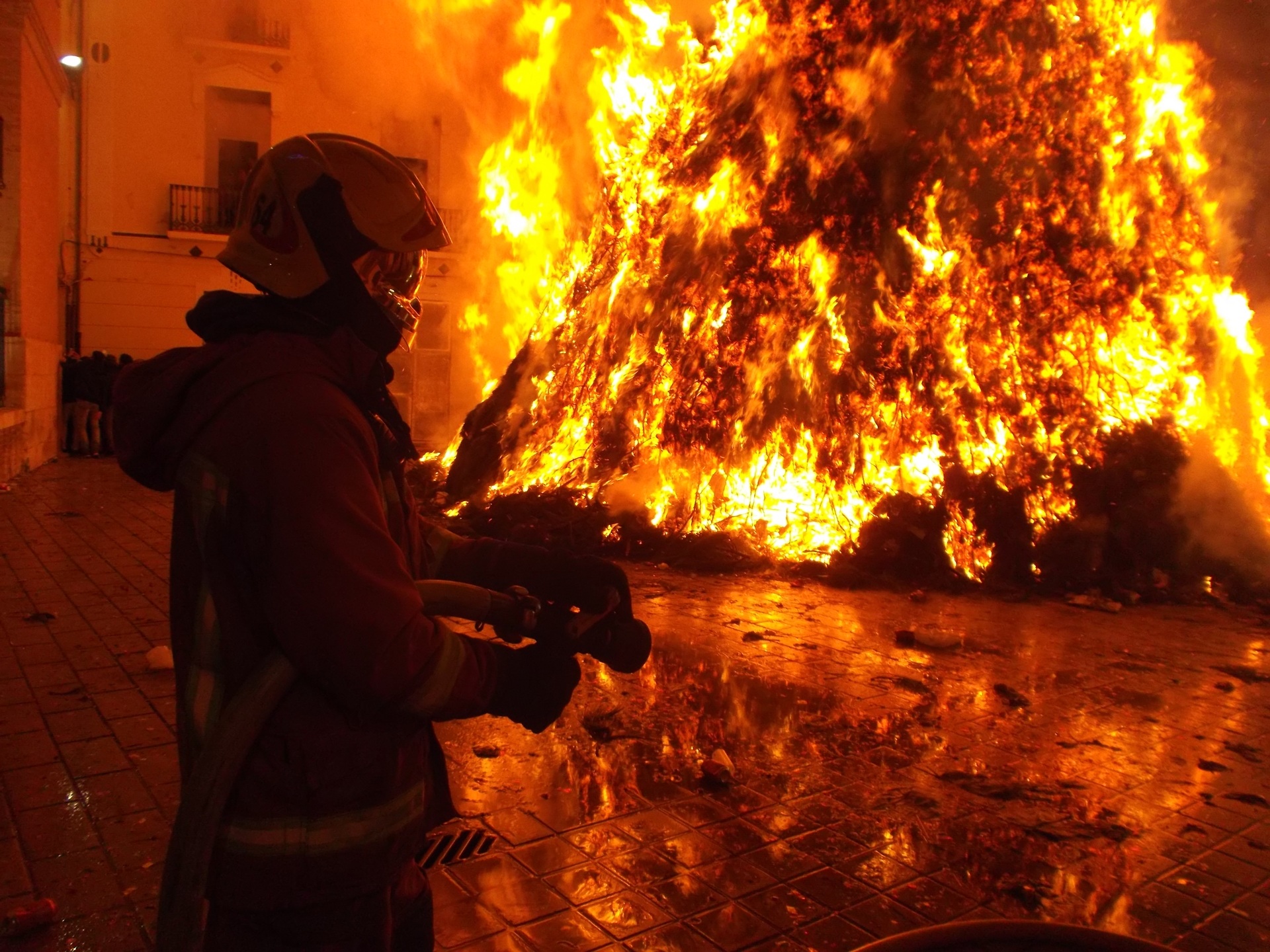 В Ульяновске потушили пожар в кафе «7 Пятниц»