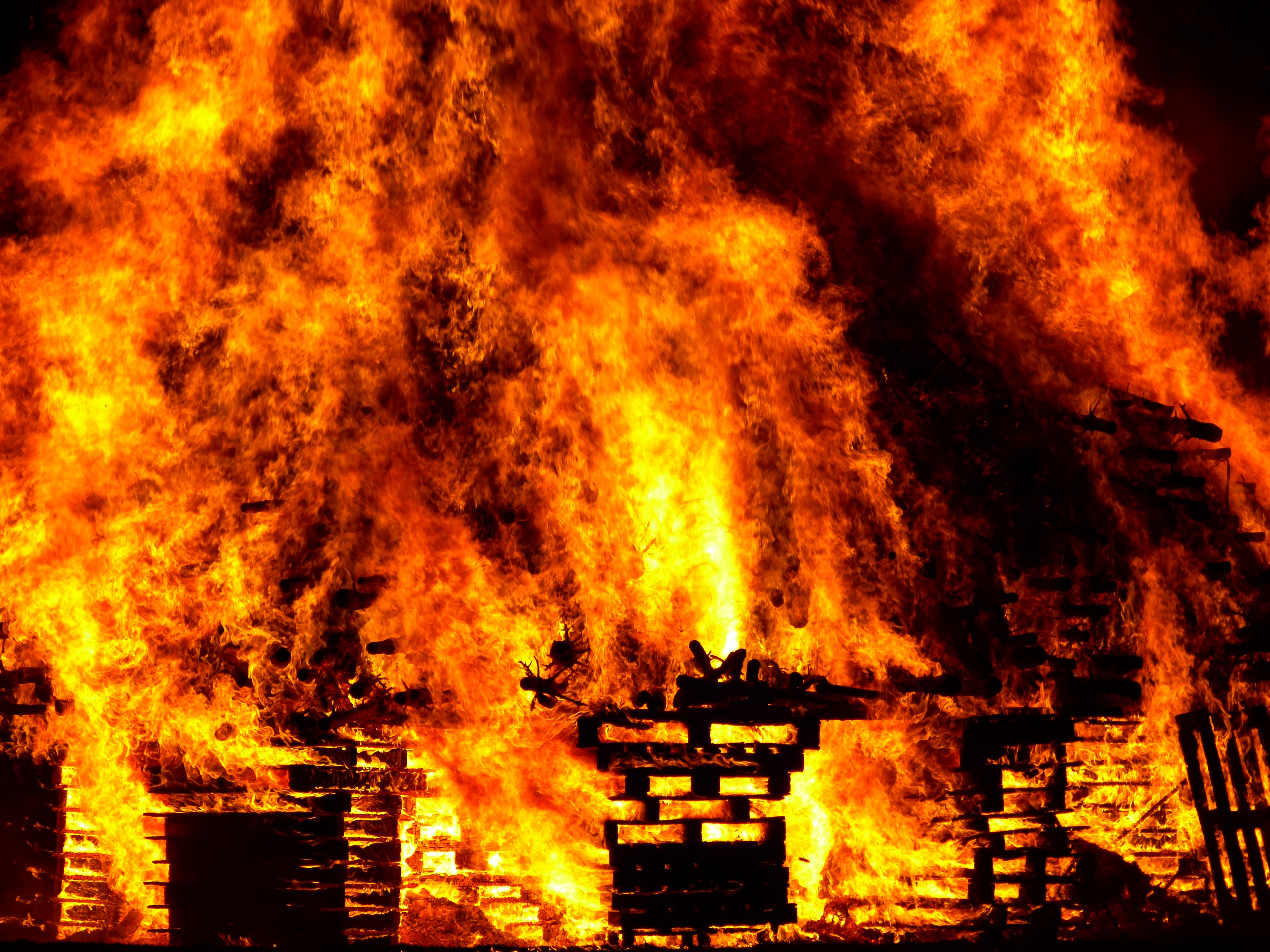 В Ленобласти ликвидировали пожар на фабрике нетканых материалов