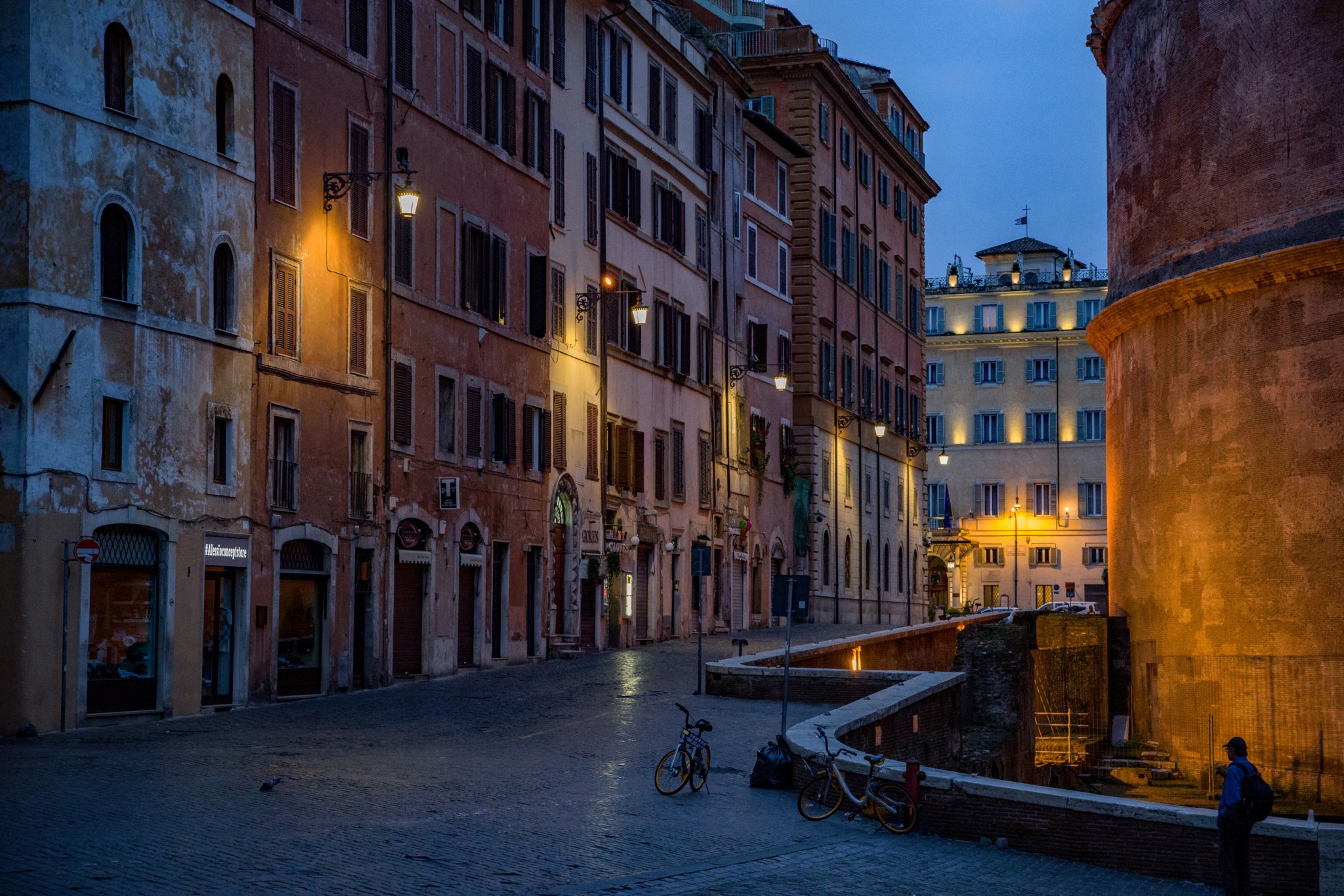 Italy петербург. Италия Рим улочки Италии. Италия Рим улицы. Италия улицы площади Рим. Livorno Италия, Streets of the City.