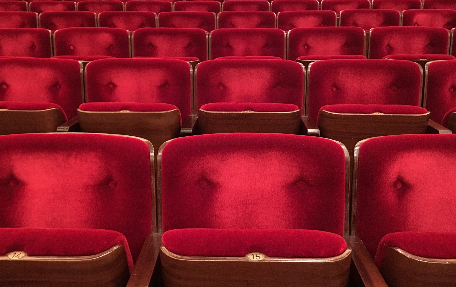 Почему в концертном зале. Зрительный зал кресла. Театральные кресла в зале. Кресла в зрительном зале. Стулья в театре.