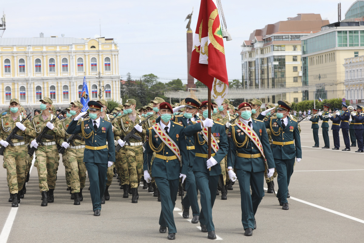 Во время военного парада Победы в Ставрополе были представлены новейшие образцы вооружения и техники