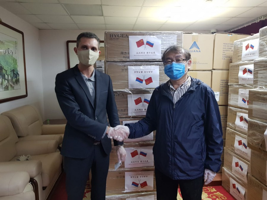 Генконсульство КНР в Екатеринбурге передало 20 тысяч масок городу