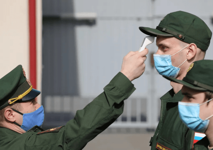 За сутки коронавирус побороли 92 российских военных