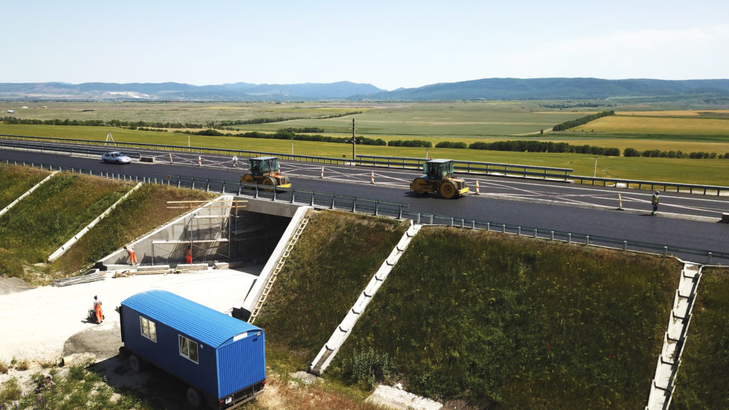 На участке «Тавриды» начата укладка верхнего слоя асфальтобетона