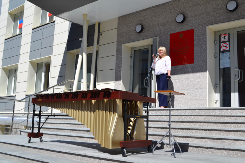 Алтайский музыкальный колледж получил музыкальный инструмент стоимостью почти 1,5 млн рублей