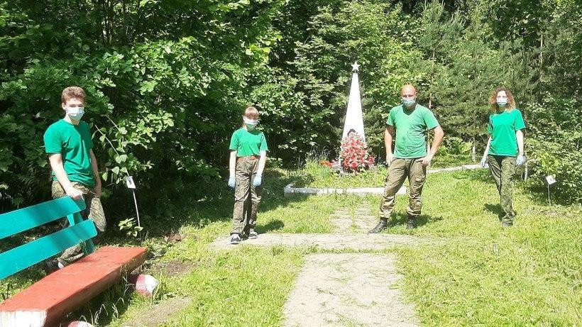 Воспитанники подмосковных школьных лесничеств посадили кусты сирени на могилах погибших в ВОВ