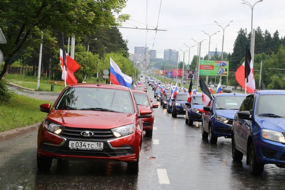 Жители Ижевска провели автопробег «Триколор единства»