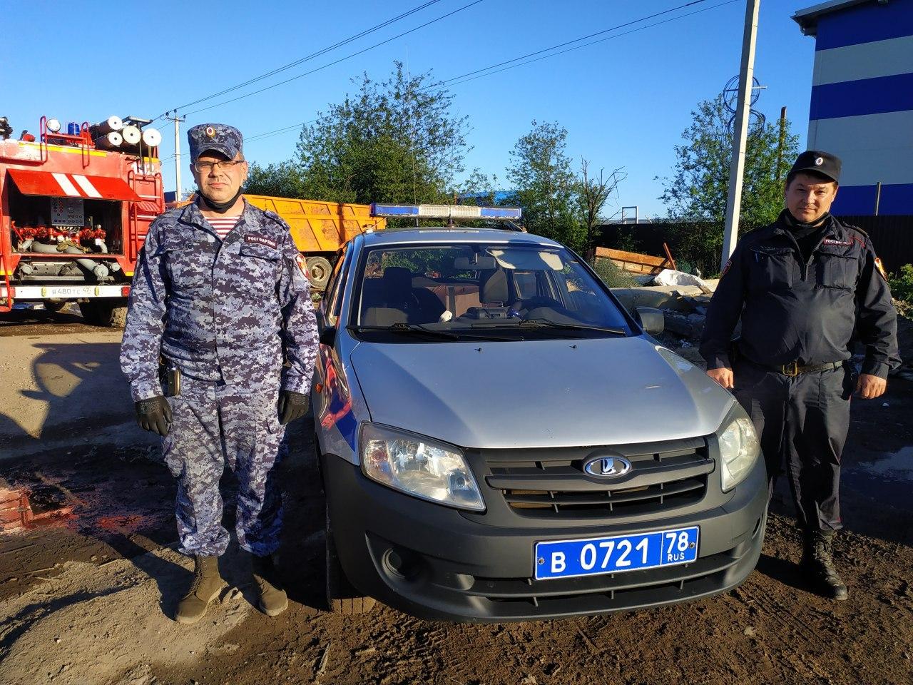 Сотрудники Росгвардии Ленинградской области спасли свыше 20 человек от пожара