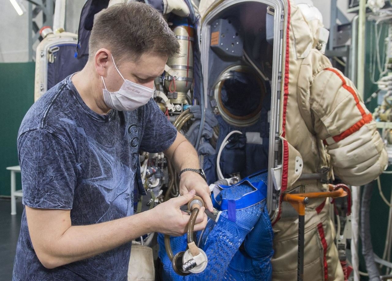 Космонавты Роскосмоса готовятся к космическому полёту на корабле «Союз МС-17»