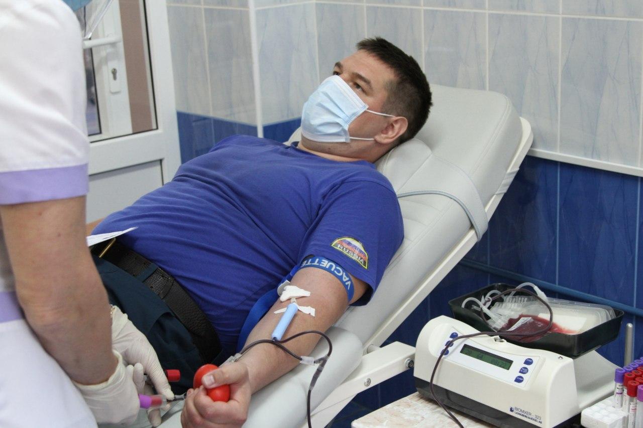 Сотрудники МЧС России участвуют в акциях сдачи крови