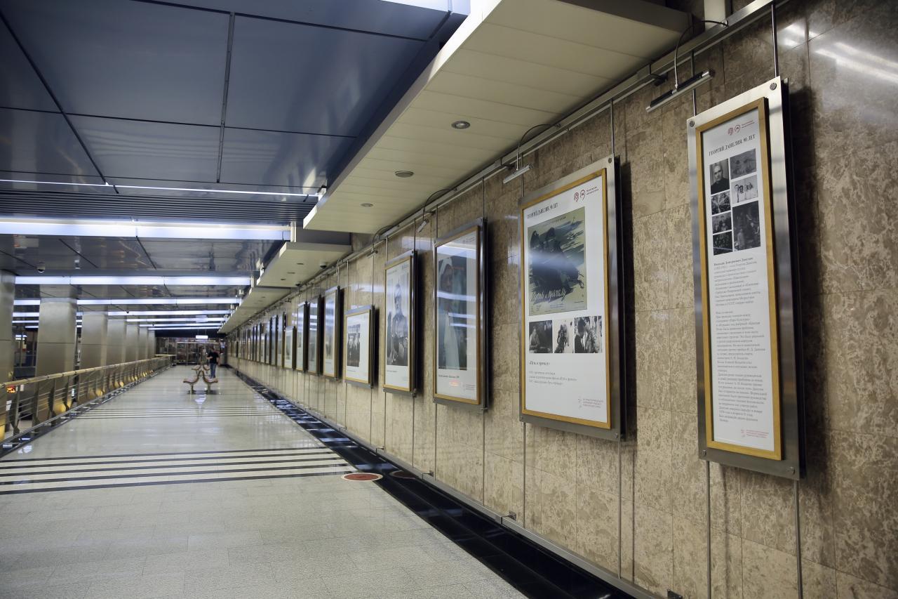 Московский метрополитен совместно с Фондом Георгия Данелия открыли выставку «Георгий Данелия. 90 лет»