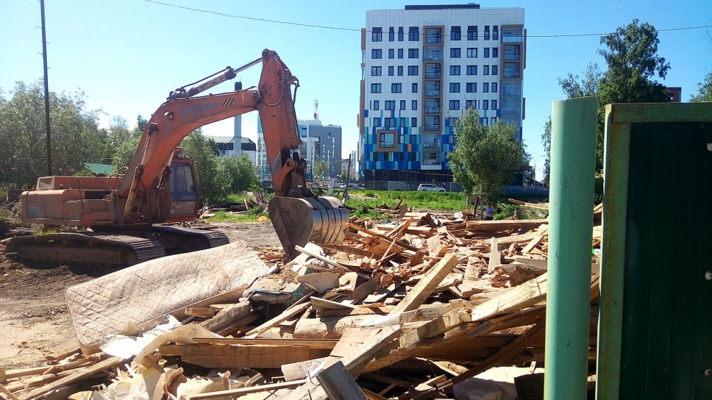 В столице Югры 215 семей переедут из аварийного жилья