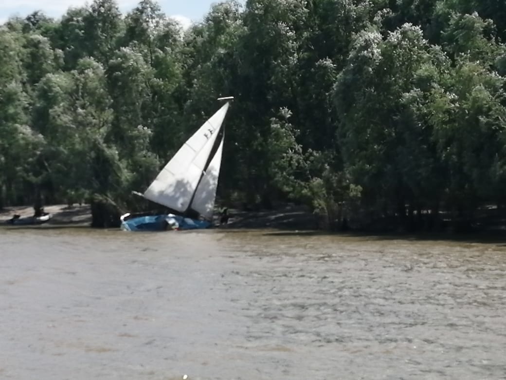 Сотрудники МЧС спасли двух человек на реке Иртыш