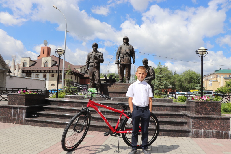 В Кемеровской области сотрудники МЧС России вручили велосипед 10-летнему герою
