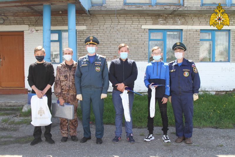 В Новосибирской области сотрудники МЧС наградили жителей деревни Южино