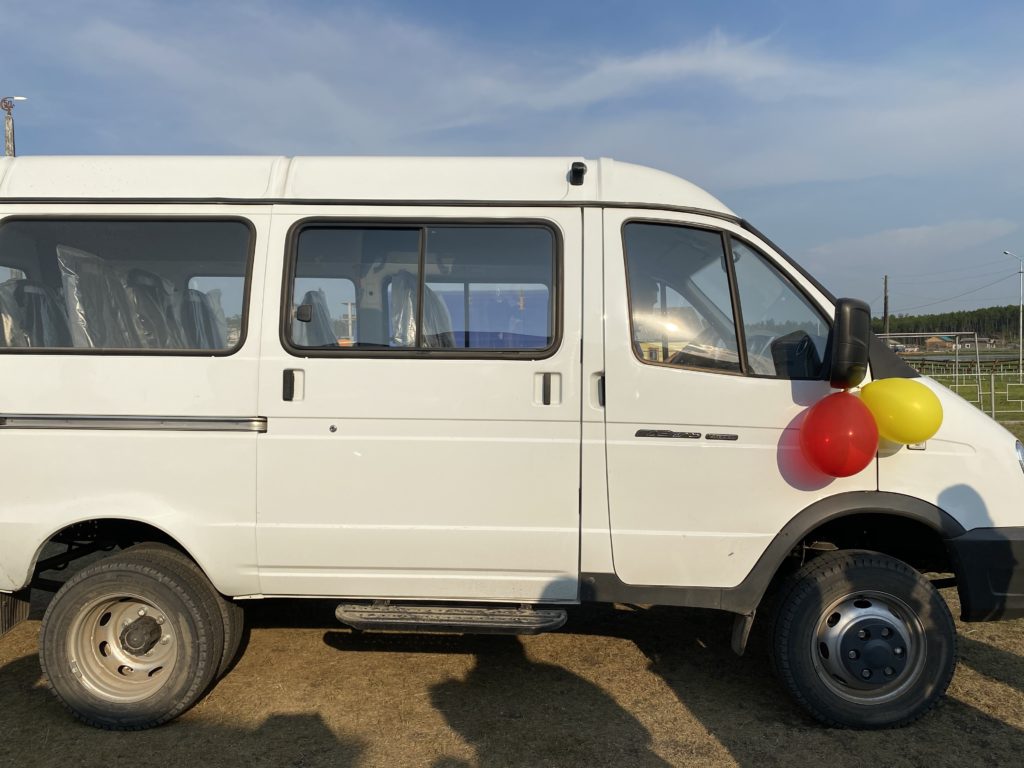 В Чурапчинском улусе Якутии школа-сад получила ключи от новой автомашины