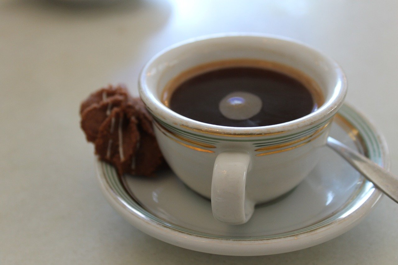 Нейропсихолог: Взбодриться утром помогут кофейные зерна в шоколаде
