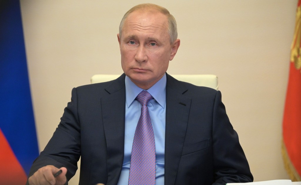 Путин предложил подумать о вручении Конституции РФ вместе с первым паспортом