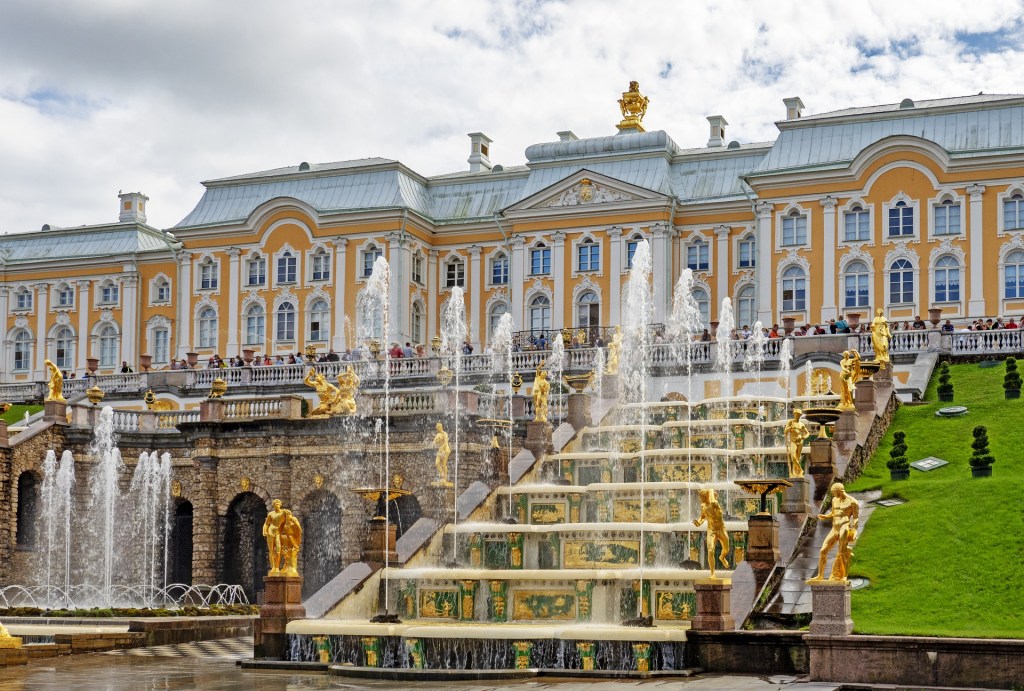 Кальницкая: Большой дворец Петергофа откроют при удачном запуске дворца в Ораниенбауме