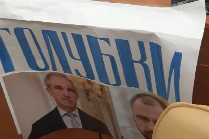 В Ульяновске депутаты подрались из-за оскорбляющего губернатора плаката