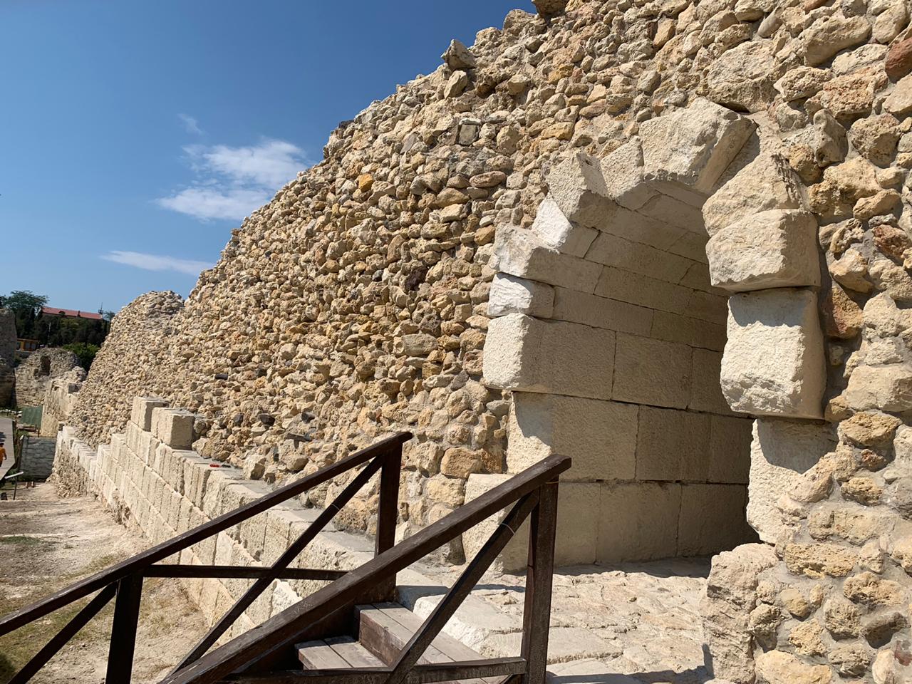 В Херсонесе Таврическом отреставрировали второй участок оборонительной стены