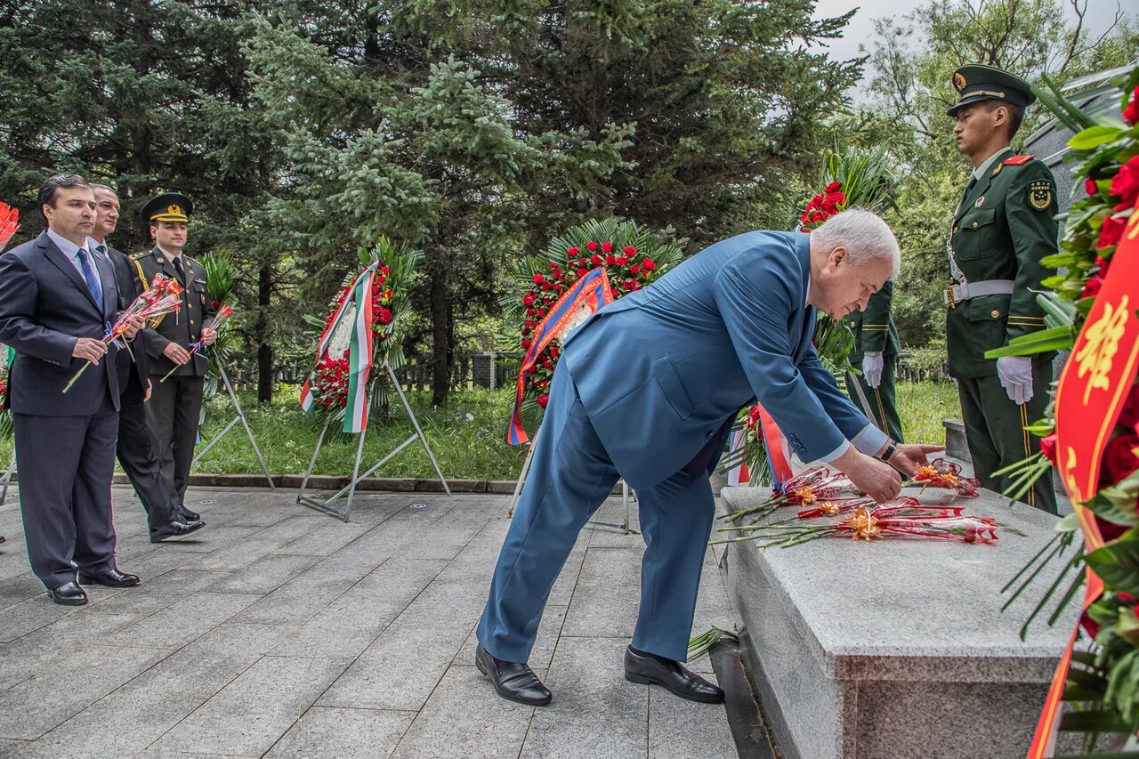 Дипломаты стран СНГ возложили венки к мемориалу советским и монгольским воинам в Китае
