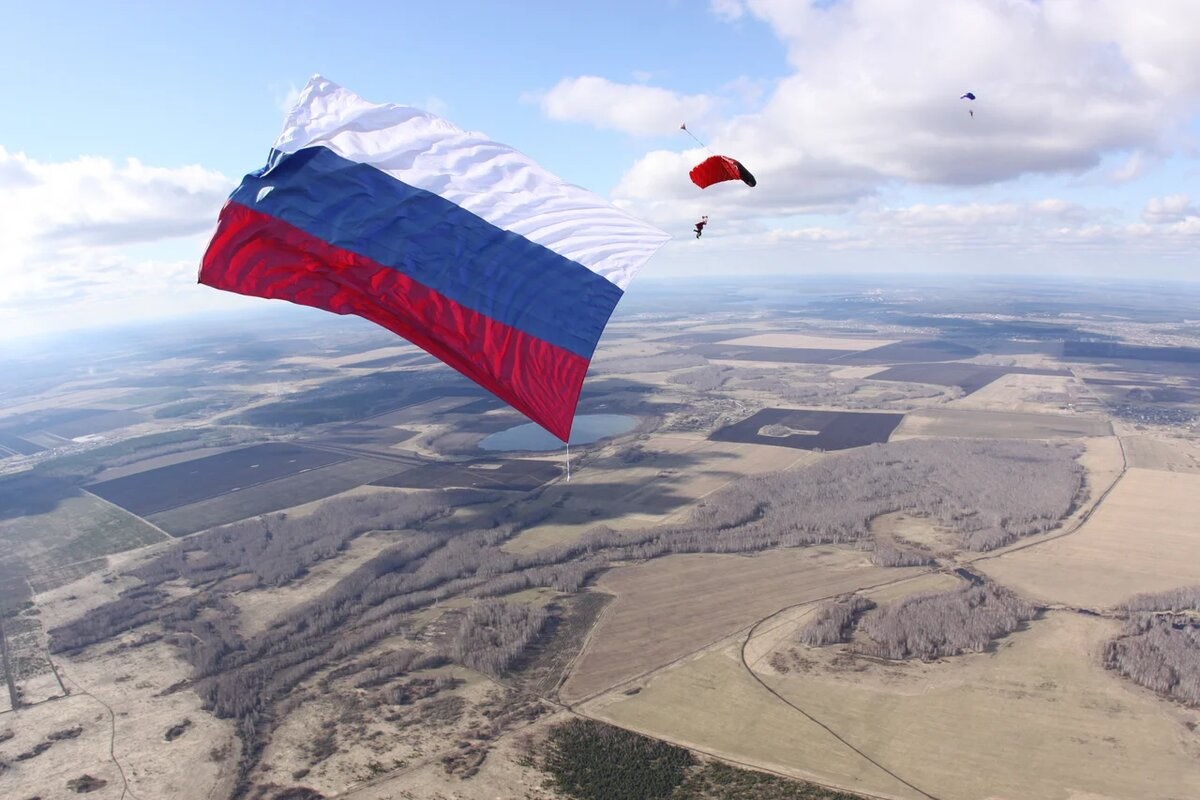 Уральские парашютисты совершат прыжок с флагом площадью 800 кв. метров