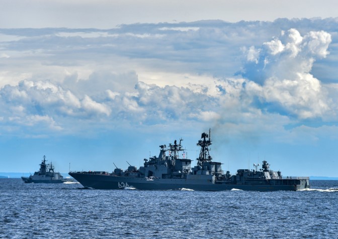 Военно-морской флот России проводит учения в Балтийском море