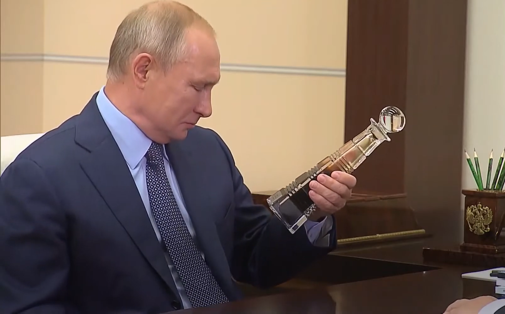 Глава Роснефти подарил Путину бутылку с нефтью премиального класса