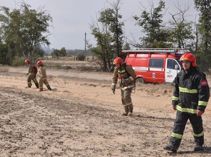 Спасатели взяли под контроль пожар в Ростовской области