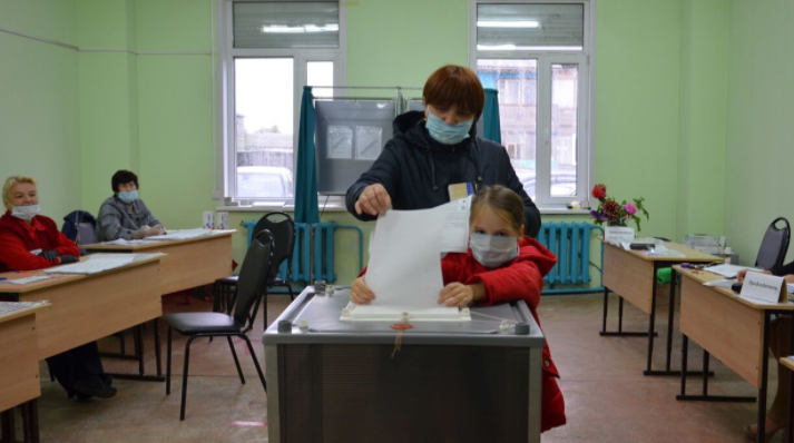 На выборах в Смоленской области побеждает Островский