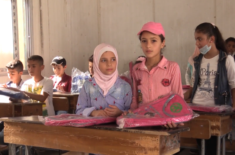 Военные РФ подарили школьные рюкзаки детям из малоимущих семей Алеппо