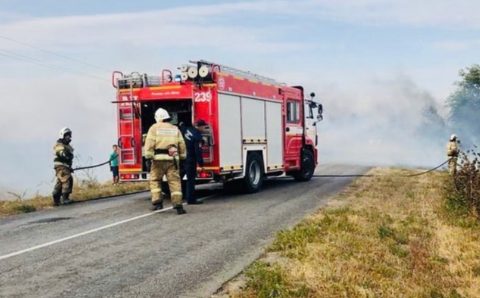 В Ростовской области горит сухая трава на площади 2400 кв. м