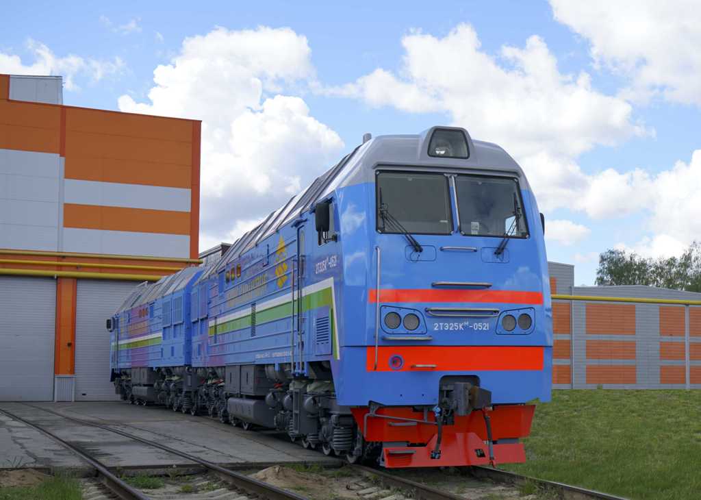 ТМХ изготовил два грузовых локомотива для Узбекистана