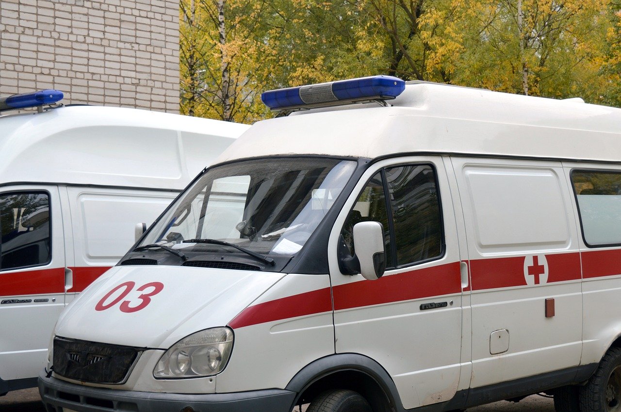 Двое человек госпитализированы после сброса взрывчатки с дрона в Курской области