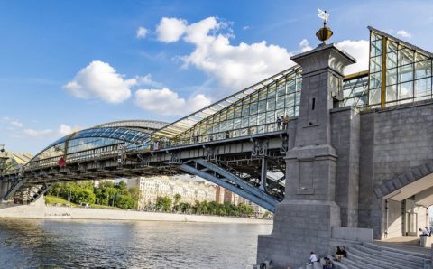 В Москве начался ремонт пешеходного моста Богдана Хмельницкого